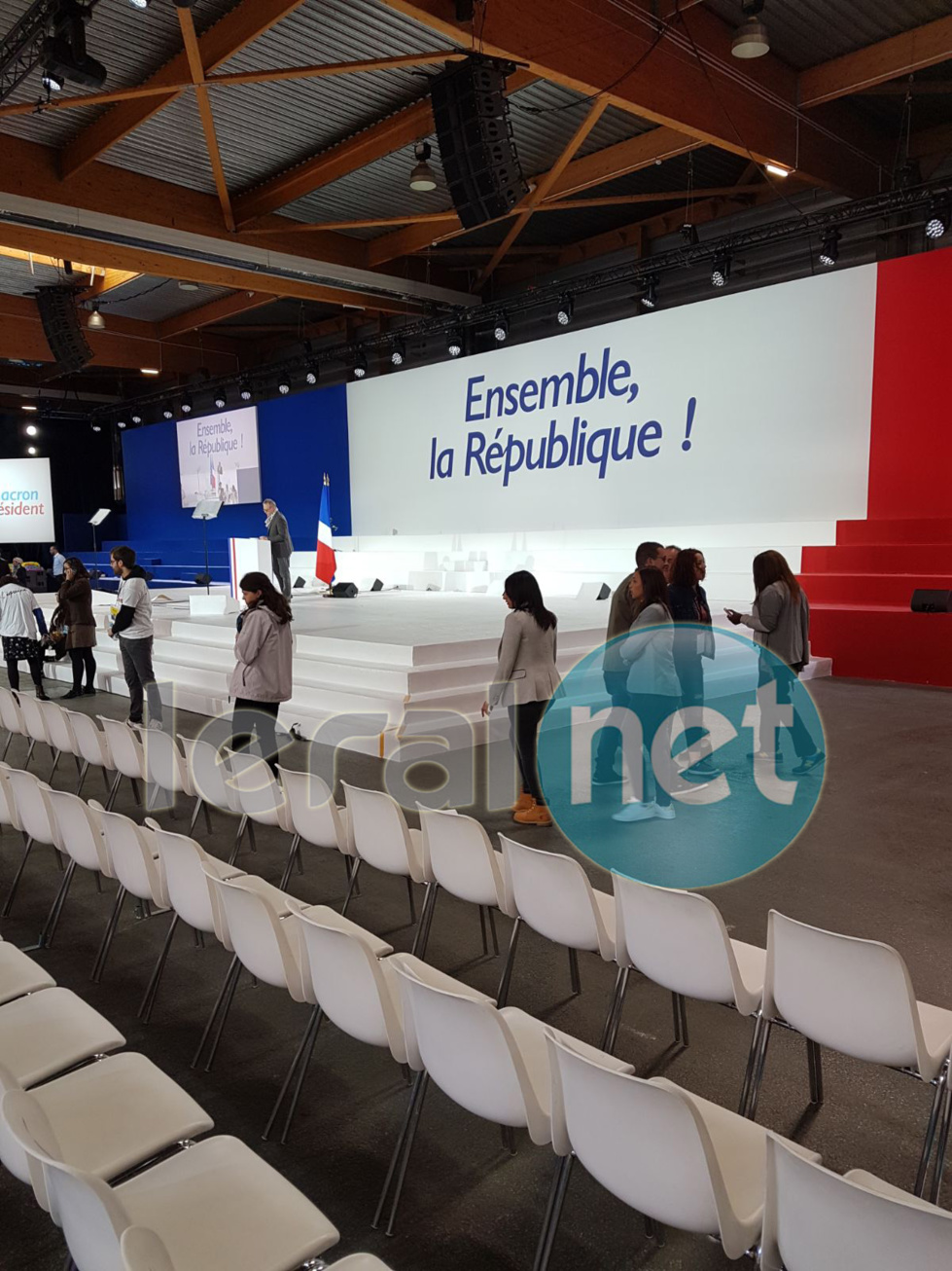 (09 Photos) En mode préparatifs pour le grand meeting de Macron à Paris, cet après-midi