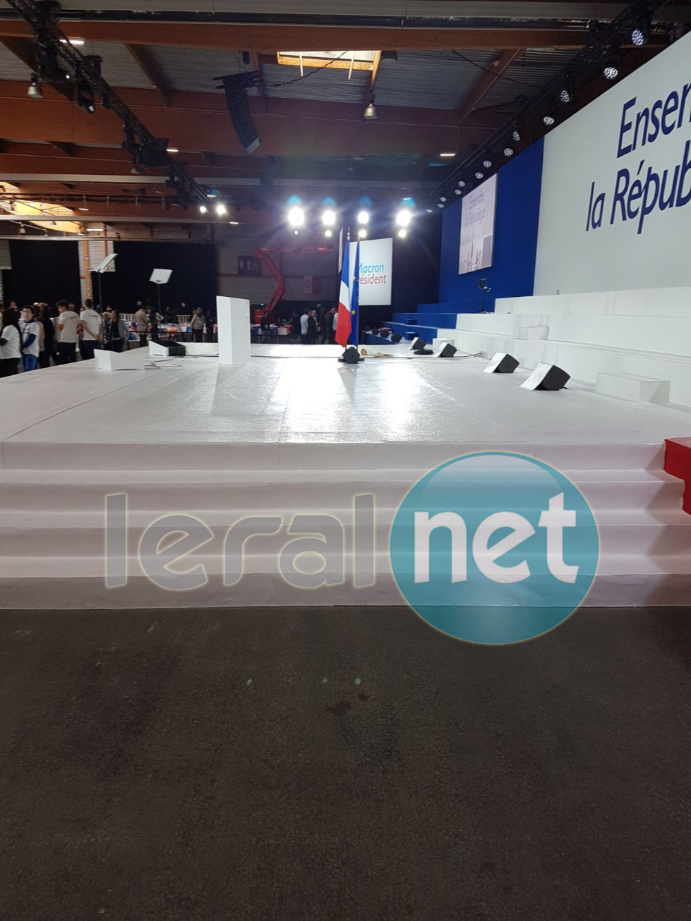 (09 Photos) En mode préparatifs pour le grand meeting de Macron à Paris, cet après-midi