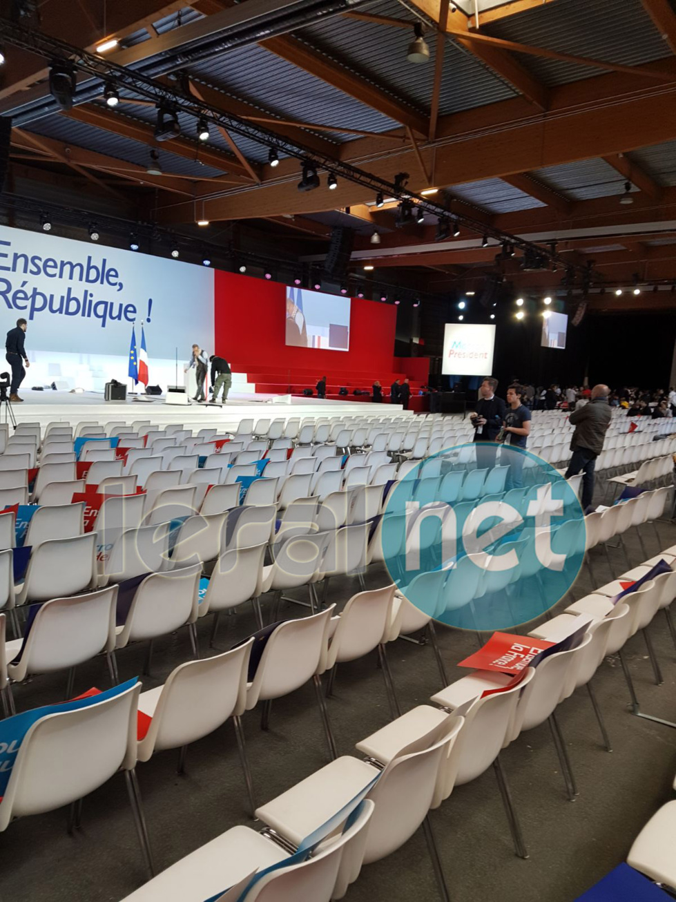 (09 Photos) En mode préparatifs pour le grand meeting de Macron à Paris, cet après-midi
