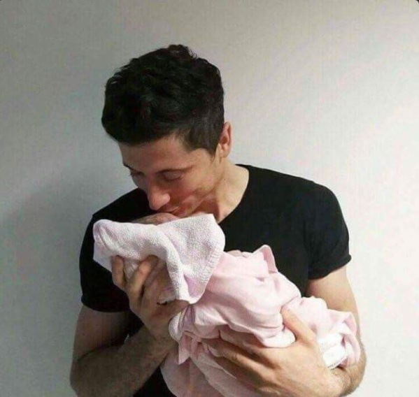 Félicitations à Robert Lewandowski, papa depuis hier d'une petite Clara !
