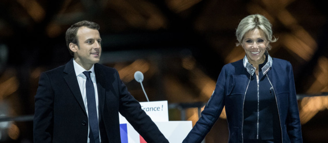 20 Photos : Brigitte Macron une première dame « ultra-classe » en Louis Vuit­ton place du Louvre
