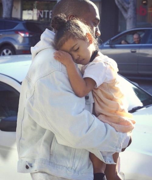 Kim Kardashian: elle dévoile une rare photo de Kanye West et de leur fille, Read