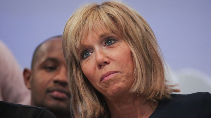 Brigitte Macron a une peur panique de l’avion… pour les voyages à l’étran­ger, c’est compliqué