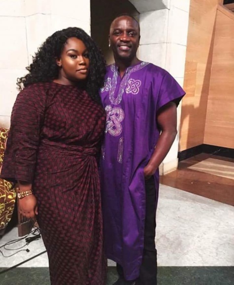 Akon en tenue traditionnelle et bien accompagné