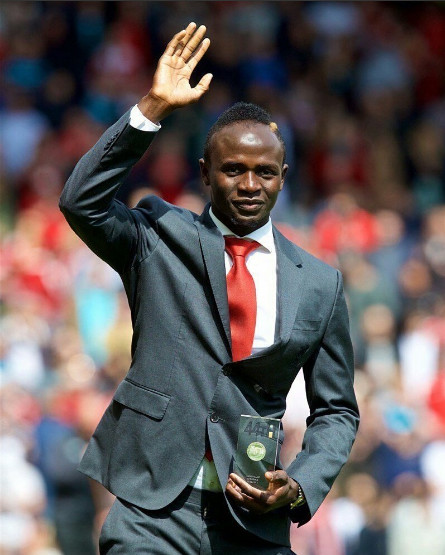 Photos-Premier League: Sadio Mané a présenté son trophée devant le public d’Anfield