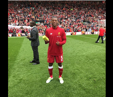 Photos-Premier League: Sadio Mané a présenté son trophée devant le public d’Anfield