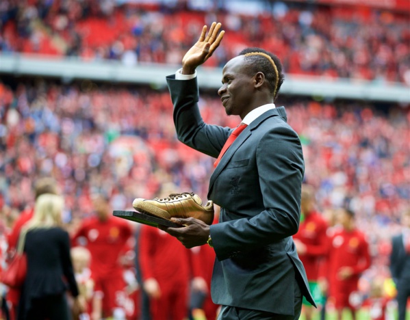 Photos-Premier League: Sadio Mané a présenté son trophée devant le public d’Anfield