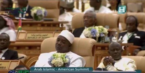 Sommet de Riyad : le président gambien Adama Barrow dort pendant le discours de Donald Trump