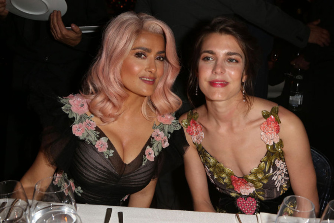 Salma Hayek en quelques clichés : les cheveux rose sur la Croisette