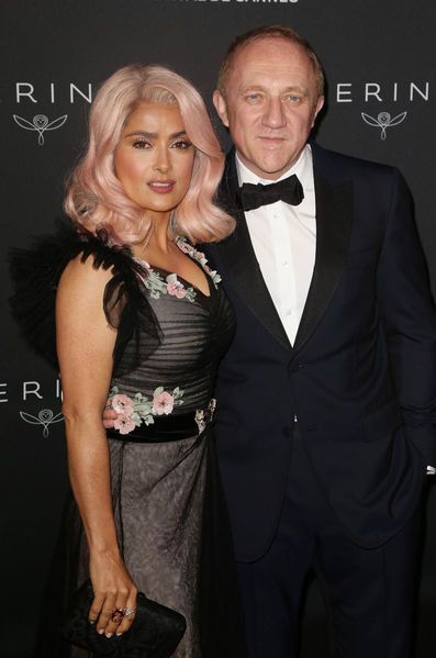Salma Hayek en quelques clichés : les cheveux rose sur la Croisette