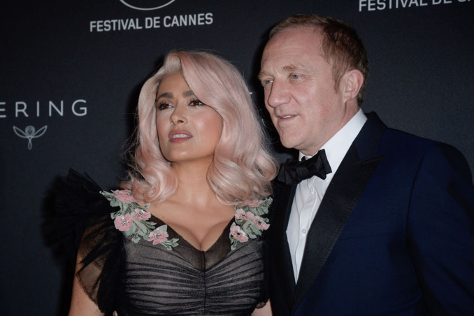 Salma Hayek en quelques clichés : les cheveux rose sur la Croisette