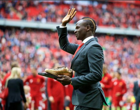 Sadio Mané avec son Golden Samba (trophée du meilleur joueur de Liverpool)