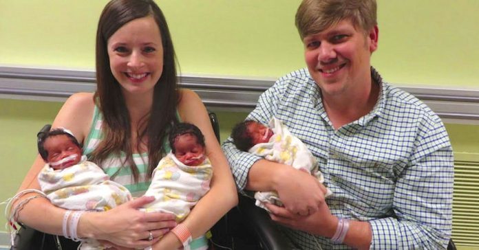 Insolite: Un couple blanc donne naissance à trois bébés noirs, regardez
