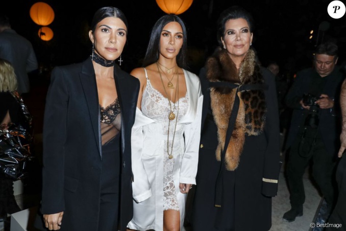 Kourtney Kardashian, Kim Kardashian et leur mère Kris Jenner au défilé de mode