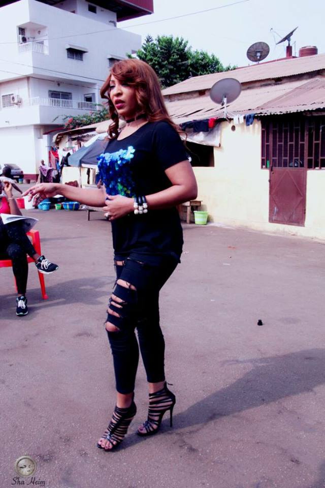 3 photos : Viviane Chidid version jeans déchiré