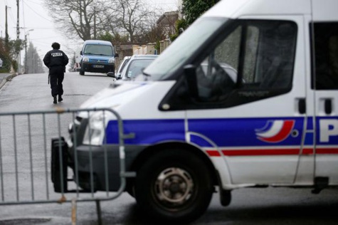 Il prend sa maîtresse pour un homme et la pousse dans le vide