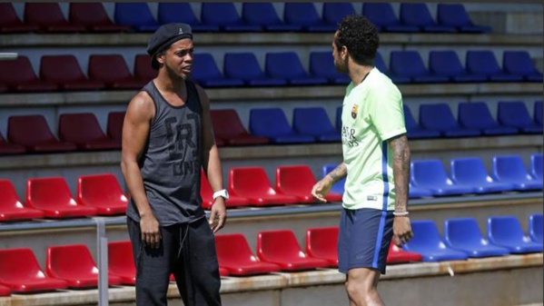 Visite de Ronaldinho aux joueurs de Barça ce matin lors de l'entraînement en quelques clichés !!