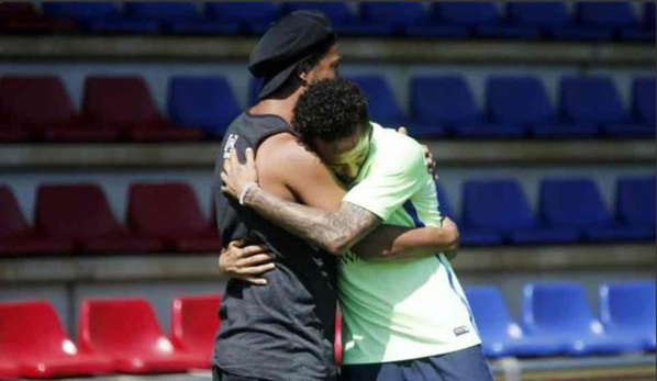 Visite de Ronaldinho aux joueurs de Barça ce matin lors de l'entraînement en quelques clichés !!