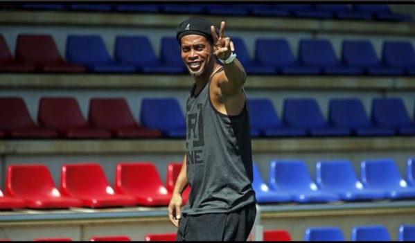 Visite de Ronaldinho aux joueurs de Barça ce matin lors de l'entraînement en quelques clichés !!
