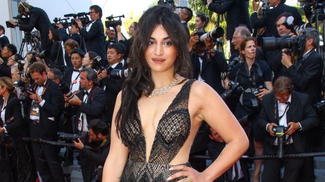 Cannes 2017 : Camé­lia Jordana ultra décol­le­tée, plus sexy que jamais