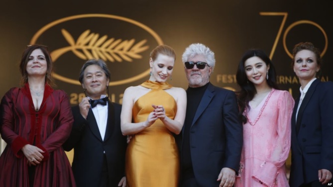 Les membres du jury du festival de Cannes : Agnes Jaoui, Jessica Chastain, Pedro Almodovar, Maren Ade, à Cannes, le 28 mai 2017.