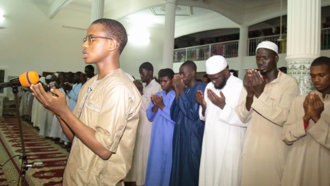(14) Photos - Machallah: Mouhamed Moujtaba Diallo Champion du monde en récital du Coran dirige la prière dans une Mosquée...
