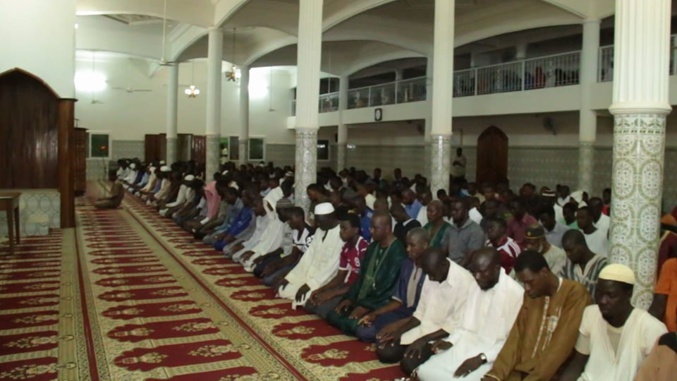 (14) Photos - Machallah: Mouhamed Moujtaba Diallo Champion du monde en récital du Coran dirige la prière dans une Mosquée...