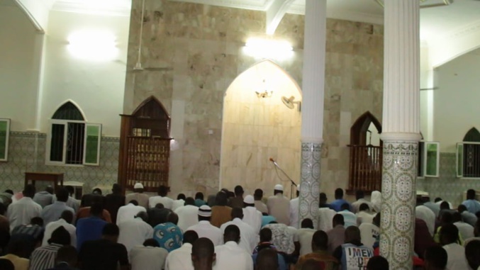 (14) Photos - Machallah: Mouhamed Moujtaba Diallo Champion du monde en récital du Coran dirige la prière dans une Mosquée...