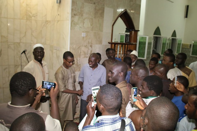 (14) Photos - Machallah: Mouhamed Moujtaba Diallo Champion du monde en récital du Coran dirige la prière dans une Mosquée...