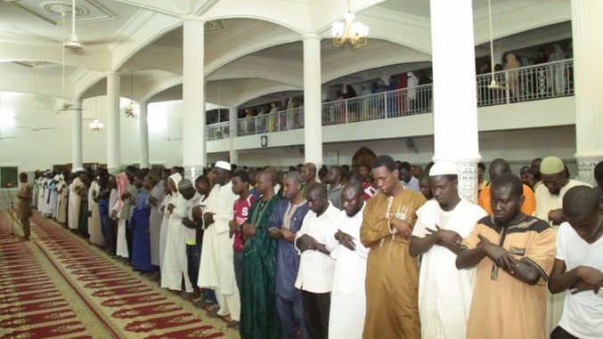(14) Photos - Machallah: Mouhamed Moujtaba Diallo Champion du monde en récital du Coran dirige la prière dans une Mosquée...