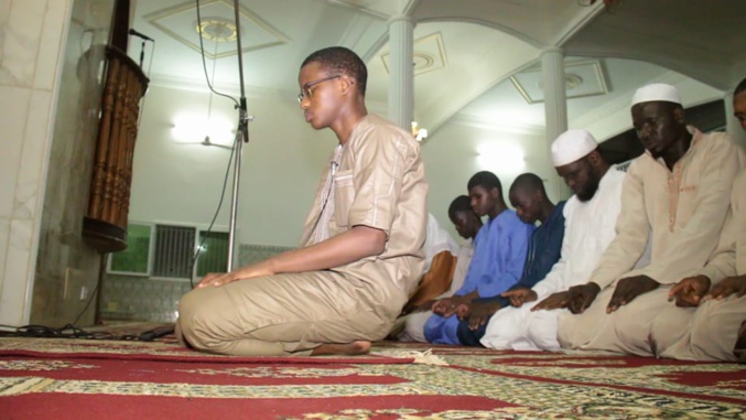 (14) Photos - Machallah: Mouhamed Moujtaba Diallo Champion du monde en récital du Coran dirige la prière dans une Mosquée...