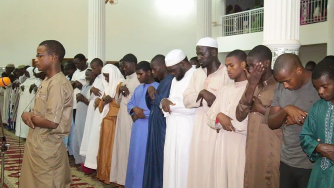 (14) Photos - Machallah: Mouhamed Moujtaba Diallo Champion du monde en récital du Coran dirige la prière dans une Mosquée...