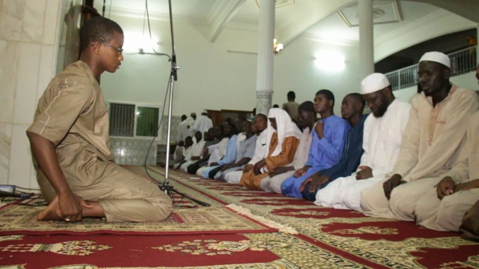 (14) Photos - Machallah: Mouhamed Moujtaba Diallo Champion du monde en récital du Coran dirige la prière dans une Mosquée...