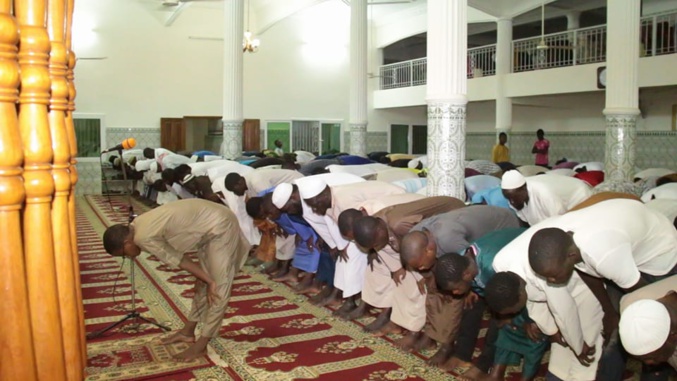 (14) Photos - Machallah: Mouhamed Moujtaba Diallo Champion du monde en récital du Coran dirige la prière dans une Mosquée...