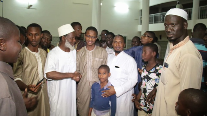 (14) Photos - Machallah: Mouhamed Moujtaba Diallo Champion du monde en récital du Coran dirige la prière dans une Mosquée...