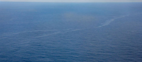 Trace de kérosène retrouvée dans les eaux brésiliennes de la zone maritime où l'Airbus d'Air France a disparu, dans la nuit de dimanche à lundi © AFP PHOTO/BRAZILIAN AIR FORCE/HO