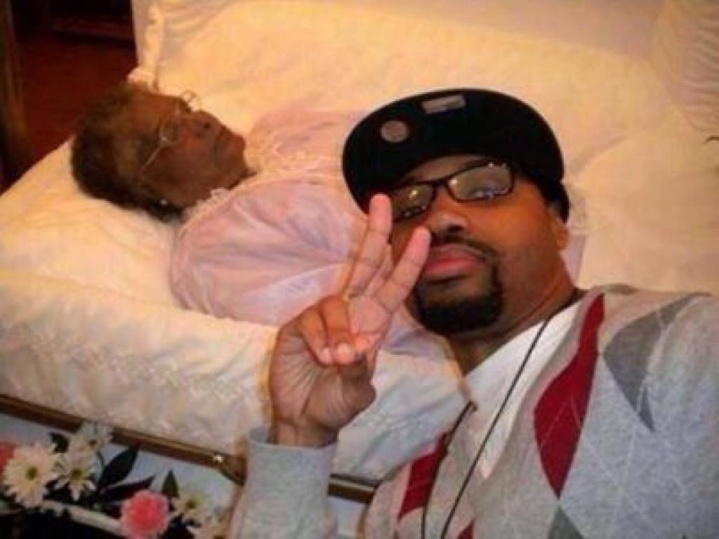 20 personnes qui auraient dû vérifier derrière eux avant de prendre un selfie.