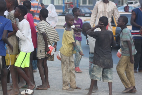 L'Association des jeunes engagés pour le développement de Ouest Foire fait dans le social et distribue des "Ndogou" en ce mois béni du Ramadan
