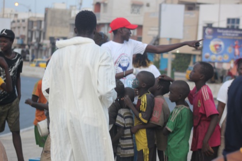 L'Association des jeunes engagés pour le développement de Ouest Foire fait dans le social et distribue des "Ndogou" en ce mois béni du Ramadan