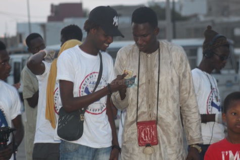 L'Association des jeunes engagés pour le développement de Ouest Foire fait dans le social et distribue des "Ndogou" en ce mois béni du Ramadan