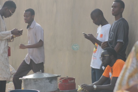 L'Association des jeunes engagés pour le développement de Ouest Foire fait dans le social et distribue des "Ndogou" en ce mois béni du Ramadan