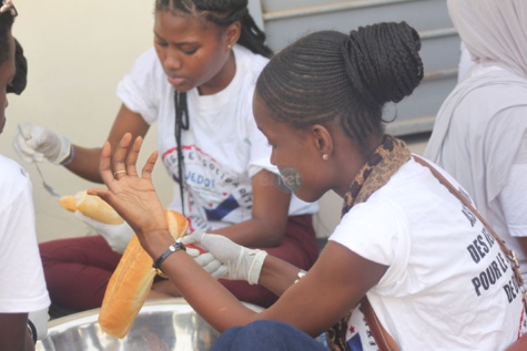 L'Association des jeunes engagés pour le développement de Ouest Foire fait dans le social et distribue des "Ndogou" en ce mois béni du Ramadan