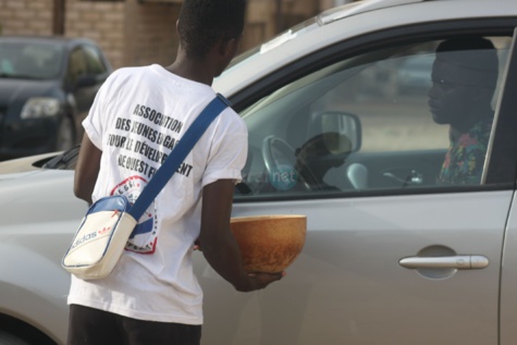 L'Association des jeunes engagés pour le développement de Ouest Foire fait dans le social et distribue des "Ndogou" en ce mois béni du Ramadan
