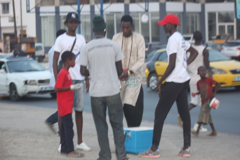 L'Association des jeunes engagés pour le développement de Ouest Foire fait dans le social et distribue des "Ndogou" en ce mois béni du Ramadan