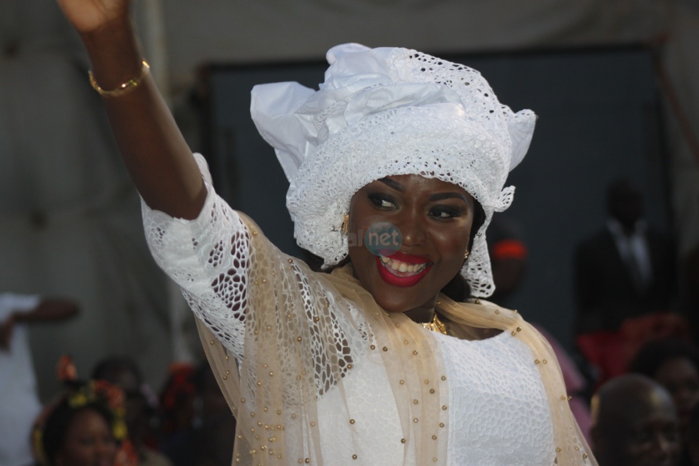 Adja Sy Dg place du Souvenir Africain en quelques clichés tout de blanc vêtue !!!