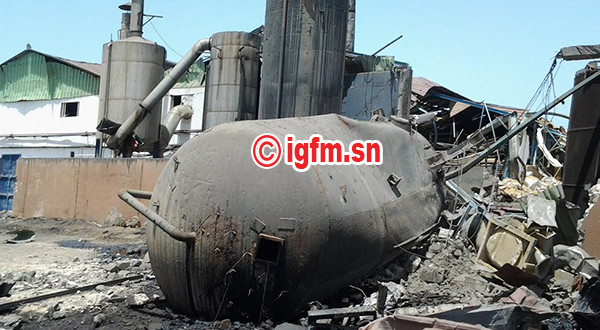 Reportage IGFM à Mbaling : Au cœur des débris après l’explosion de l’usine de transformation de produits halieutiques