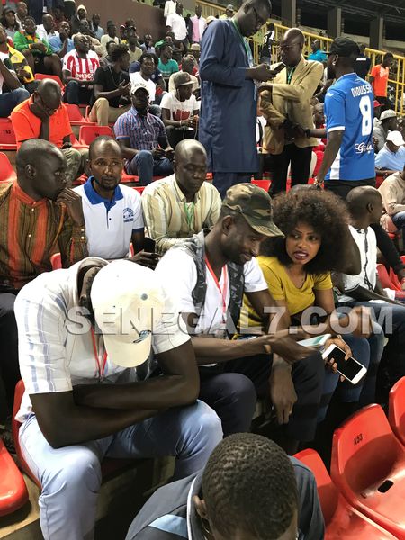 14 photos et vidéo : Après son mariage, Mbathio Ndiaye aperçue hier, au stade L.S.S avec son…