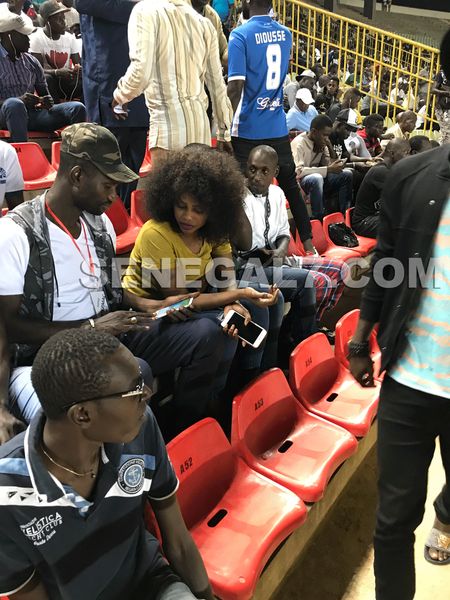 14 photos et vidéo : Après son mariage, Mbathio Ndiaye aperçue hier, au stade L.S.S avec son…