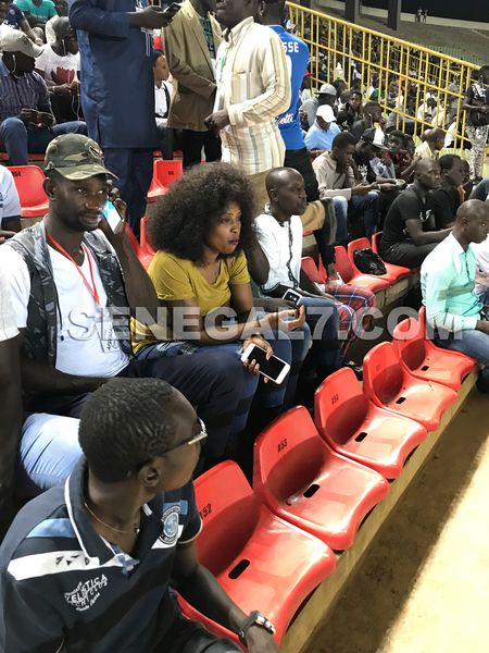 14 photos et vidéo : Après son mariage, Mbathio Ndiaye aperçue hier, au stade L.S.S avec son…