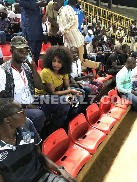 14 photos et vidéo : Après son mariage, Mbathio Ndiaye aperçue hier, au stade L.S.S avec son…